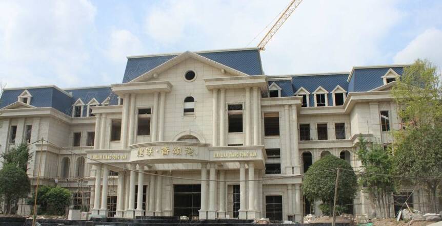 借鉴欧式新古典主义建筑的精髓,运用现代技术材料演绎风采,形式各异的