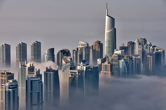 在迪拜塔101层向北眺望,指标大厦,迪拜世界贸易中心和众多摩天大楼