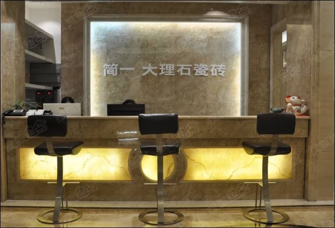 简一大理石瓷砖广州马会家居店样板间 大理石瓷砖已经不仅仅是一种装饰材料,在家居装修中它更多是被当做是一件艺术品来雕琢。在家居装修中,它的身影出现在各家居场合,贯穿整个家居生活,无时不刻地散发出时尚气质。 简一大理石瓷砖广州马会家居店店内的样板间装修精致,多款大理石瓷砖组合装饰,让笔者大开眼界,原来大理石瓷砖原来可以有这么的玩法。