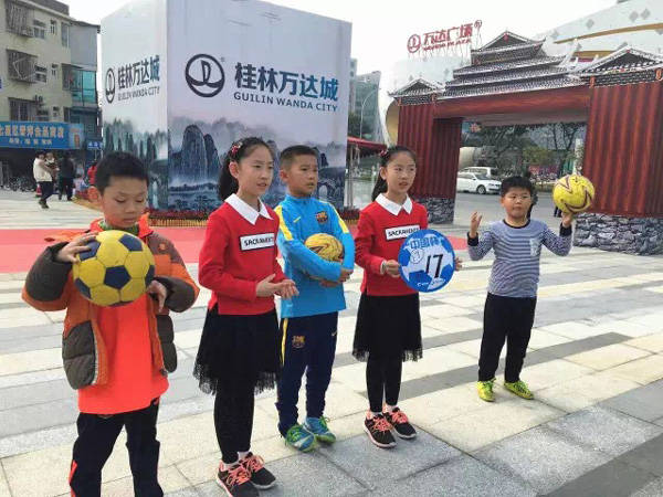 选拔中国杯足球宝贝牵手球童 桂林最美风景在