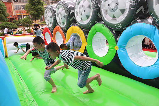 清晨 非洲大草原上 狮子和羚羊同时醒了…