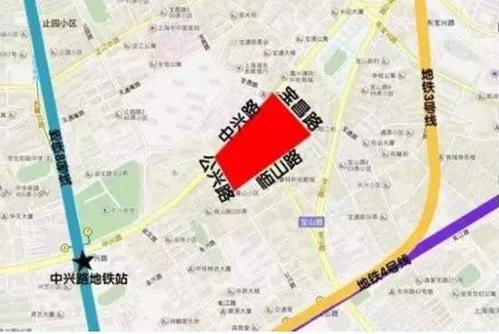地王的地理位置 这是自2004年土地招拍挂以来,上海内环内首次出让的住宅地块,不但地块面积大,而且地段优越,该地块距离上海火车站、外滩直线距离均约两公里左右,起拍价46亿元。 不过,和其他中心城区宅地一样,该地出让条件较为严苛: 中小套型住宅建筑面积不得低于80.0%,计79022.