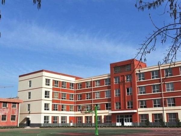 石家庄市外国语学校 第43中学是石家庄外国语学校的前身,该校文理并