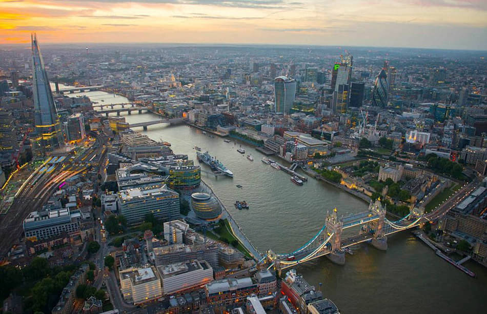 照片中泰晤士河两侧蜿蜒的绿色公园和令人惊叹的摩天大楼成为伦敦的