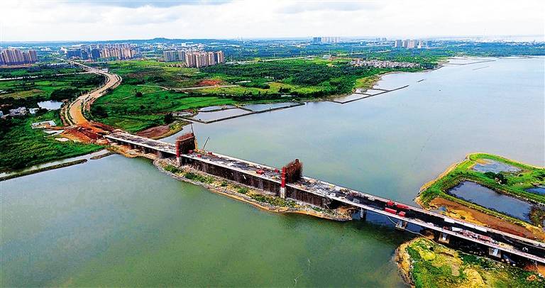 日前,海南澄迈县老城镇盈滨半岛海湾,正在建设的盈滨海湾大桥,施工有序推进。目前该桥梁的主体已经完工,正在进行主塔和灯饰照明等工程的建设,预计8月底可以完工通车。 据了解,盈滨海湾大桥全长900米,建成后将成为盈滨旅游度假区南北方向的主要跨海通道,沟通老城沿海区、环海景观绿色长廊以及盈滨半岛等地区。