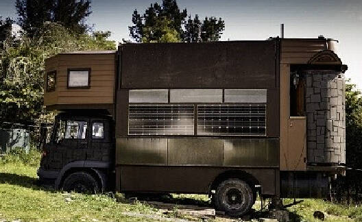 现实版哈尔的移动城堡 房子建在汽车上