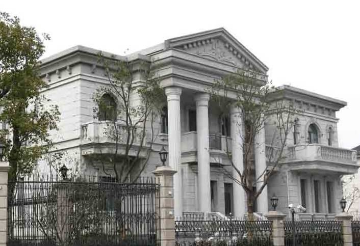 汇贤阁小区由54栋别墅、两栋9层及一栋12层小高层组成,公寓坐落在独立欧式超大豪华花园别墅区内,配合依林伴水的周边生态环境,让生活和自然亲密接触。11款经典户型可供甄选,不仅采用通透的设计,方正雅致,感觉舒适温馨,而且延续欧洲宫殿式建筑的非凡气质。