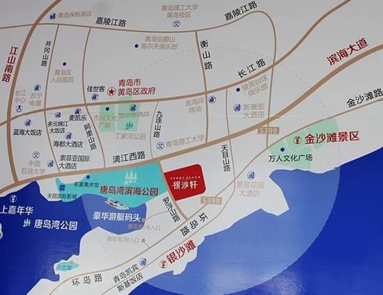 银沙滩区位图 提起海岸线,都感到熟悉又陌生,今天银沙轩就带您走进海岸线的魅力世界。 海岸线,是陆地与海洋的交界线,一般分为岛屿海岸线和大陆海岸线,岸线从形态上看海岸线,有的弯弯曲曲,有的却像条直线,而且这些海岸线还在不断地发生着变化,它是发展优良港口的先天条件,曲折的海岸线既有利于发展海上交通运输。 中国海岸线有18000公里,青岛海岸线总长度为为870公里,占总海岸线的4.