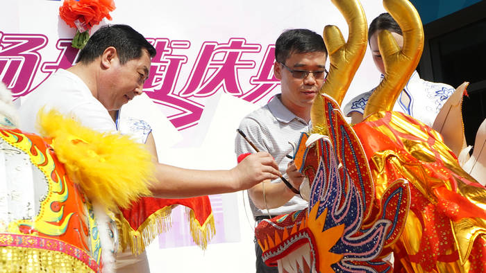 唯伊商贸有限公司副总郭婧,三亚七彩阳光商贸有限公司法人代表梅永新