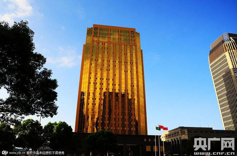 2015年8月11日,江苏昆山前进路上的"金砖楼"金泰国际中心,在阳光的